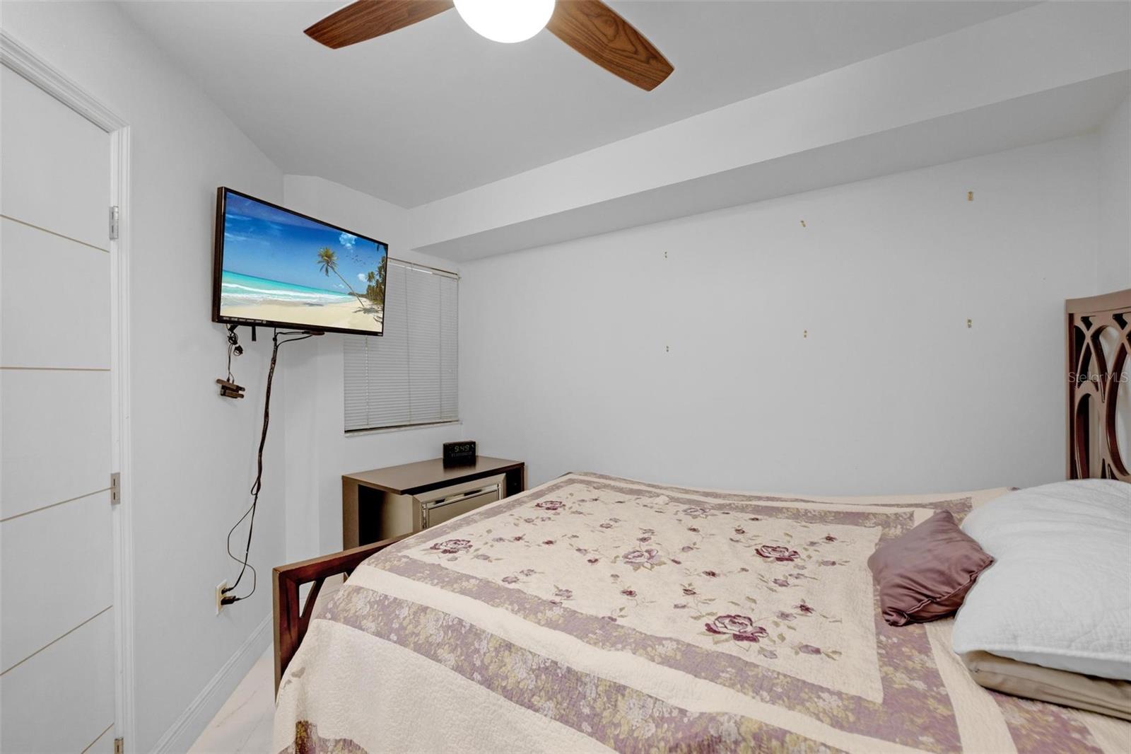 Image 27 of 39 For 15499 Miami Lakeway N 208