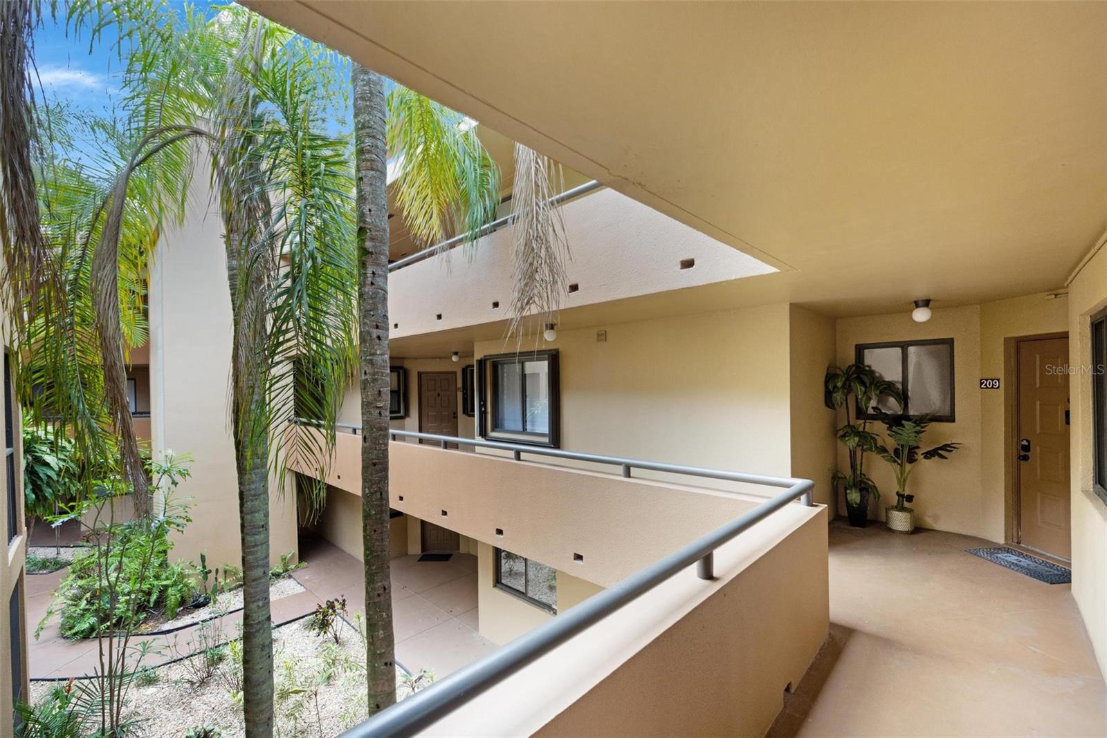 Image 5 of 39 For 15499 Miami Lakeway N 208