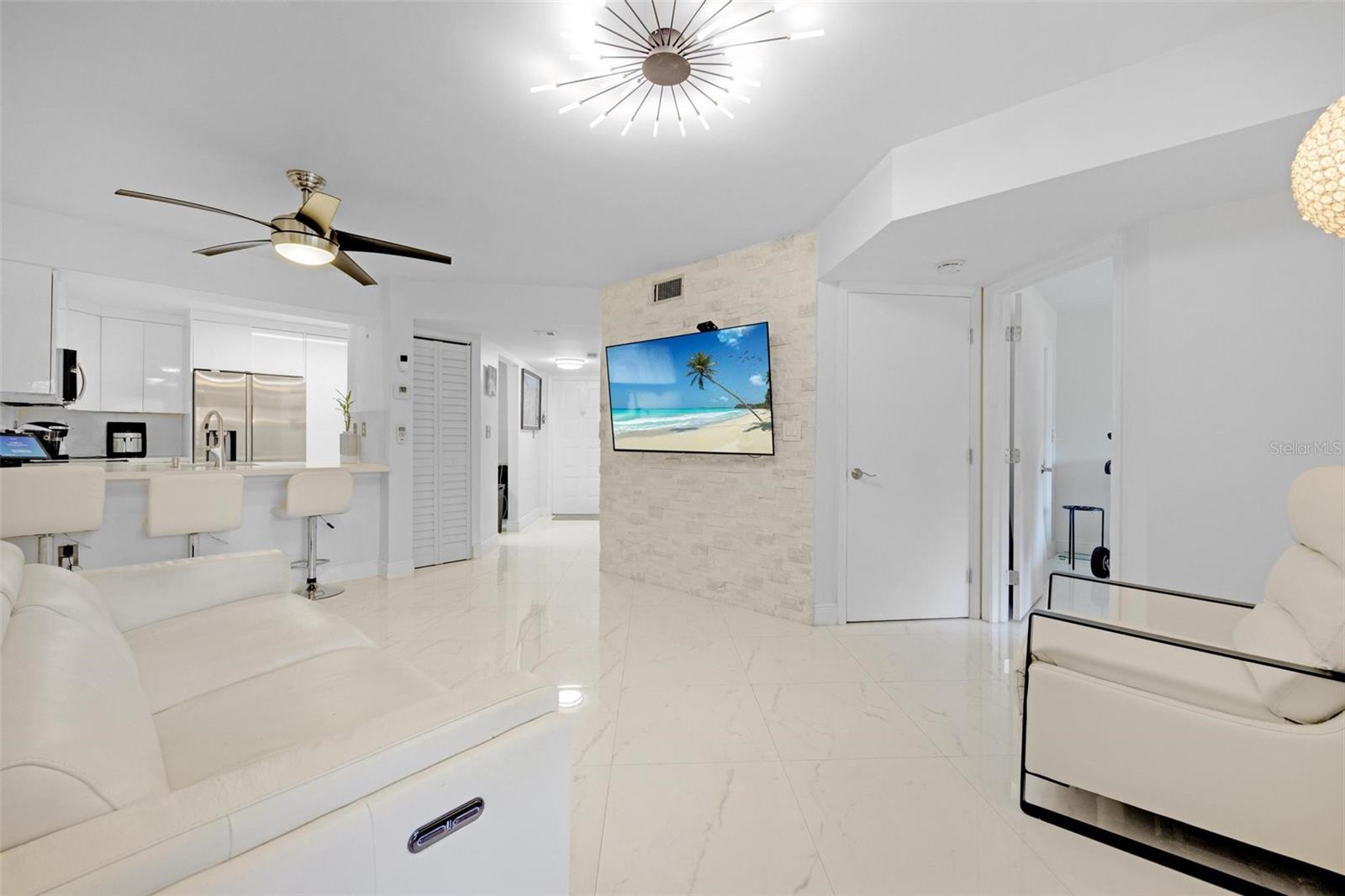 Image 7 of 39 For 15499 Miami Lakeway N 208