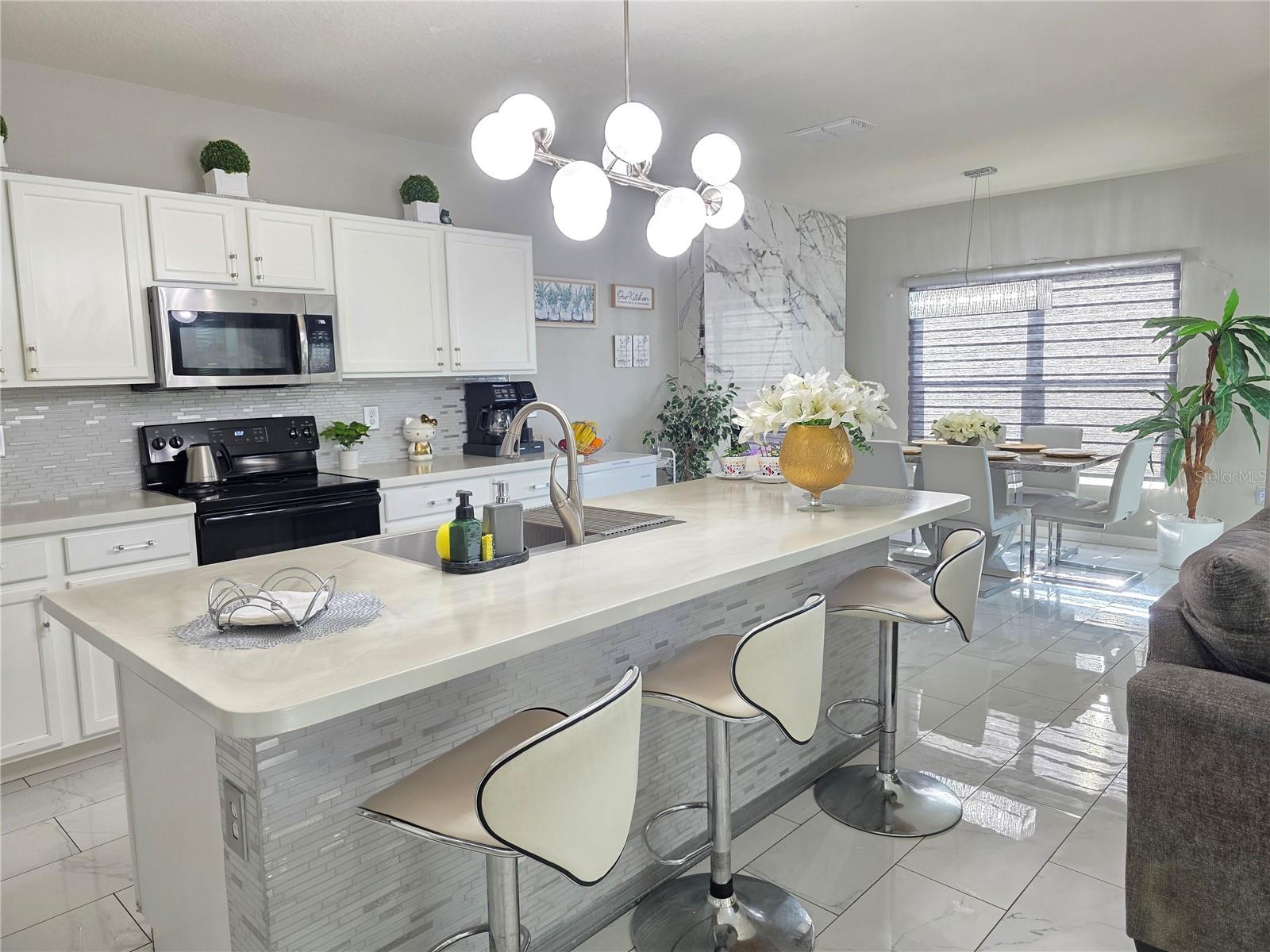 Image 21 of 64 For 585 Lucerne Boulevard
