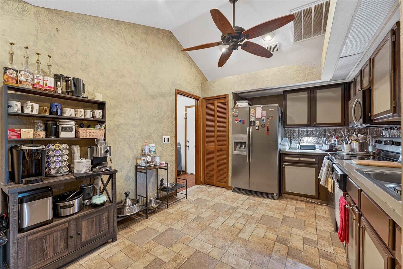 Image 18 of 41 For 2225 Maryday Court
