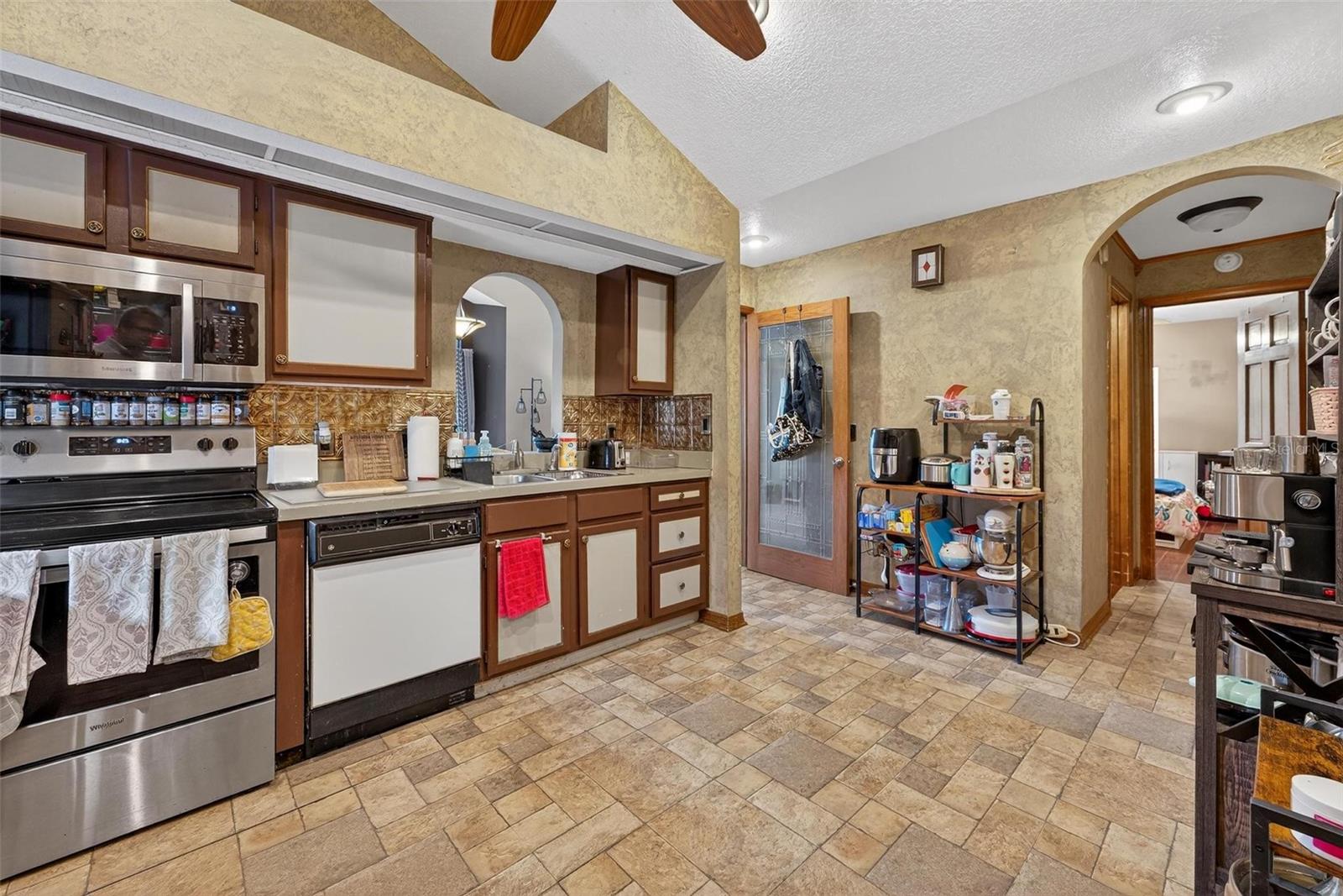 Image 21 of 41 For 2225 Maryday Court