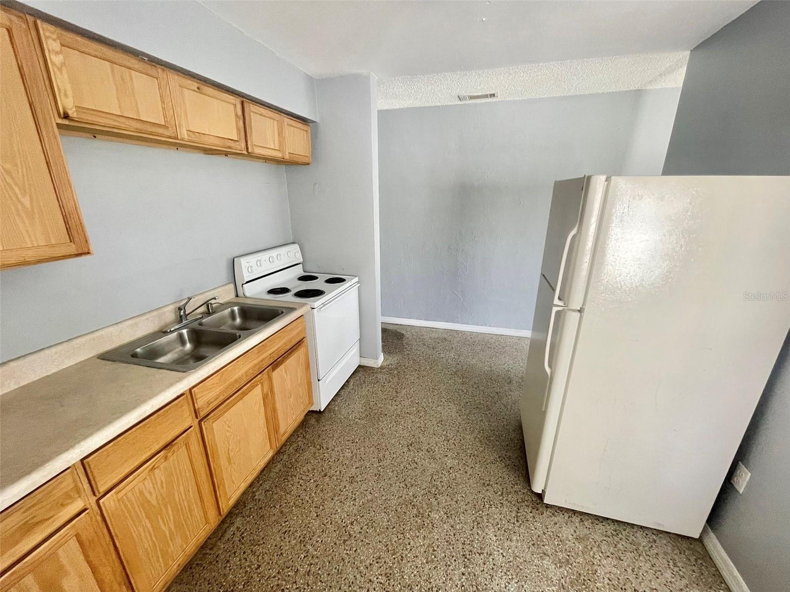 Image 2 of 9 For 4615 Edgewater Drive