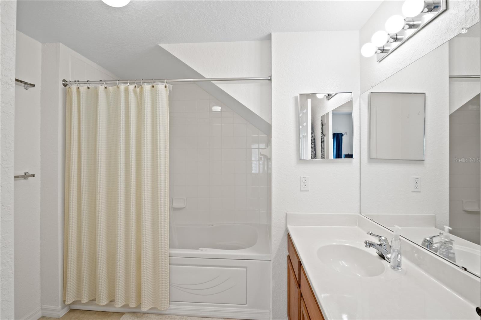 Image 13 of 30 For 4014 Santa Maria Drive 101