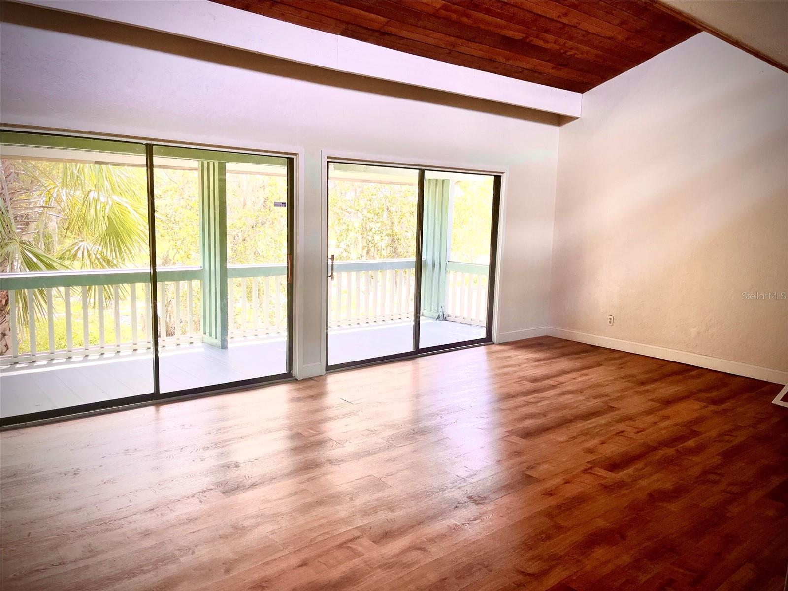 Image 3 of 15 For 806 Pinewood Court 3135-6