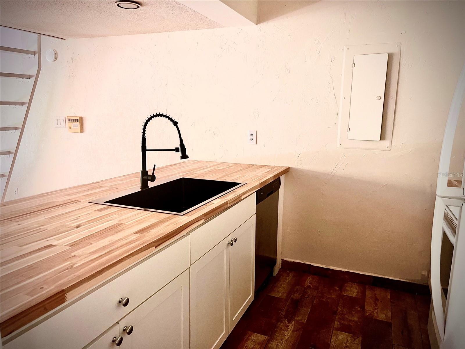 Image 4 of 15 For 806 Pinewood Court 3135-6