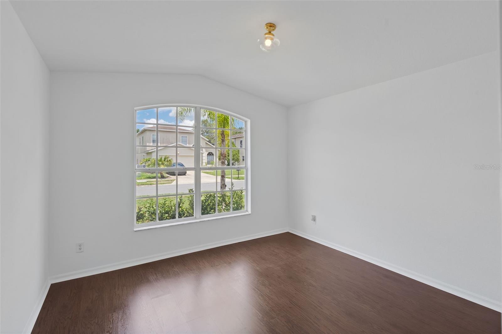 Image 14 of 38 For 307 Balmoral Court
