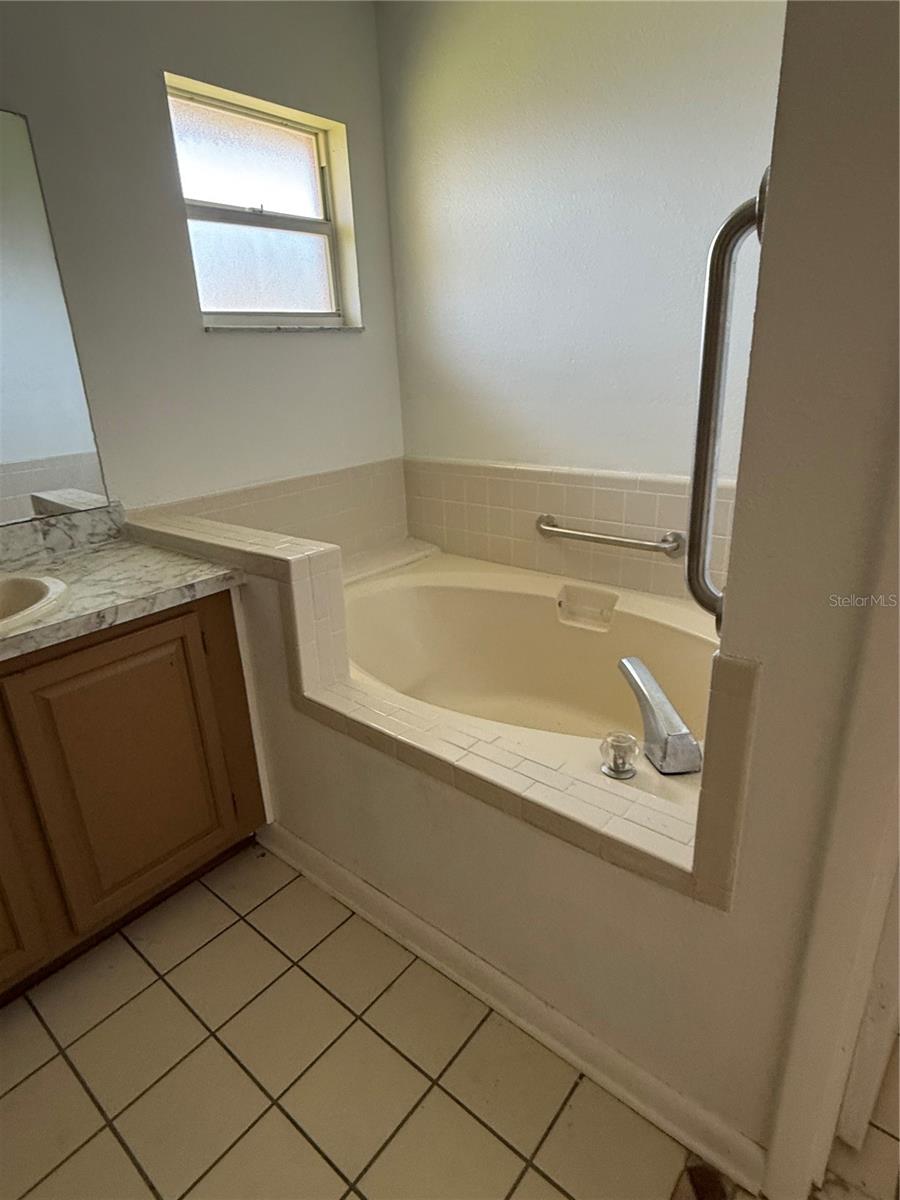 Image 13 of 26 For 925 Derbyshire Drive
