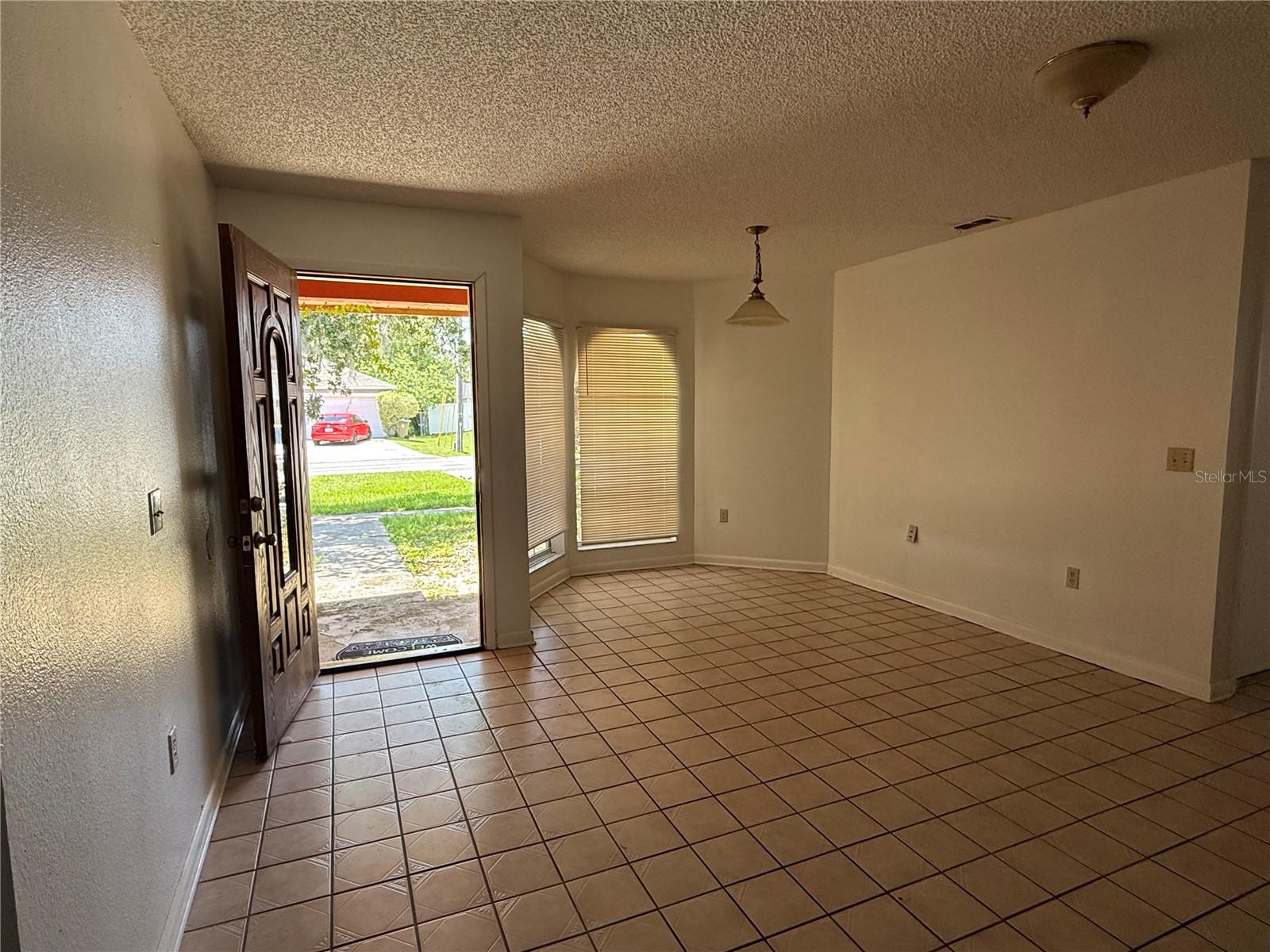 Image 3 of 26 For 925 Derbyshire Drive