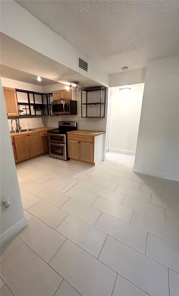 Image 3 of 25 For 4115 Semoran Boulevard 16
