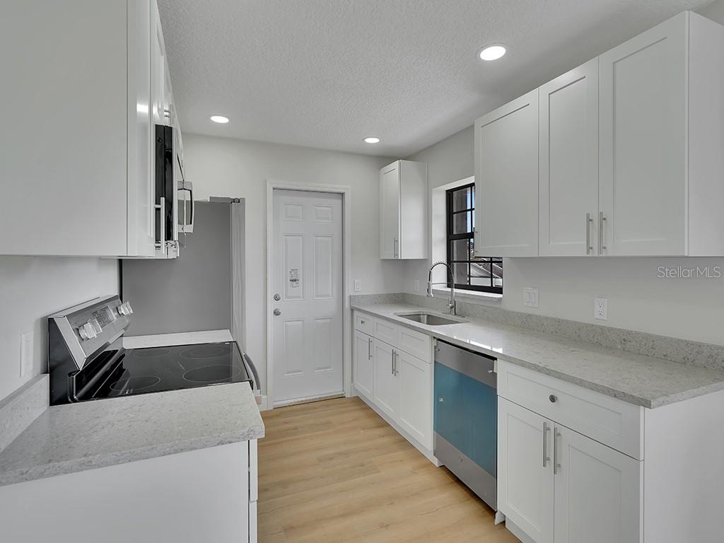 Image 4 of 18 For 925 Roswell Terrace
