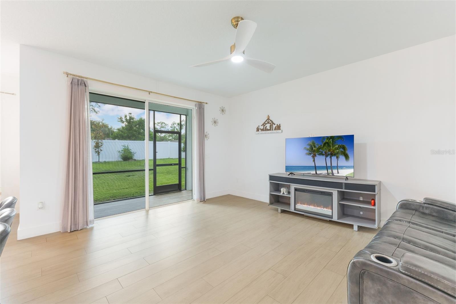 Image 4 of 19 For 2668 Coachman Drive