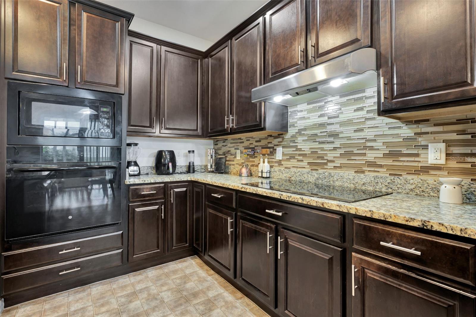 Image 11 of 25 For 954 Revere Avenue