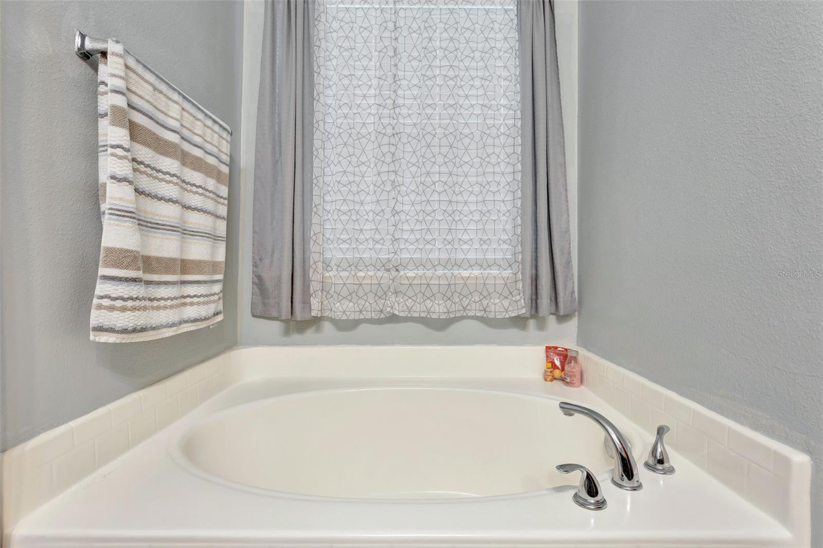 Image 19 of 25 For 954 Revere Avenue