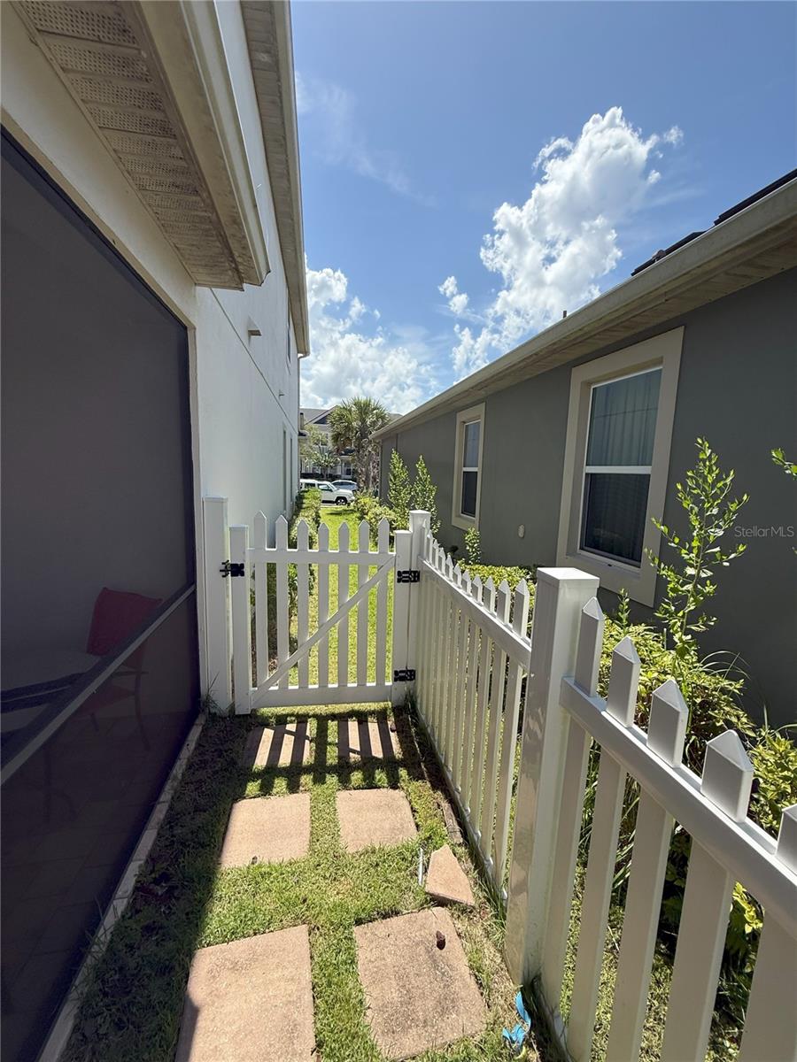 Image 30 of 35 For 8986 Fullerwood Avenue