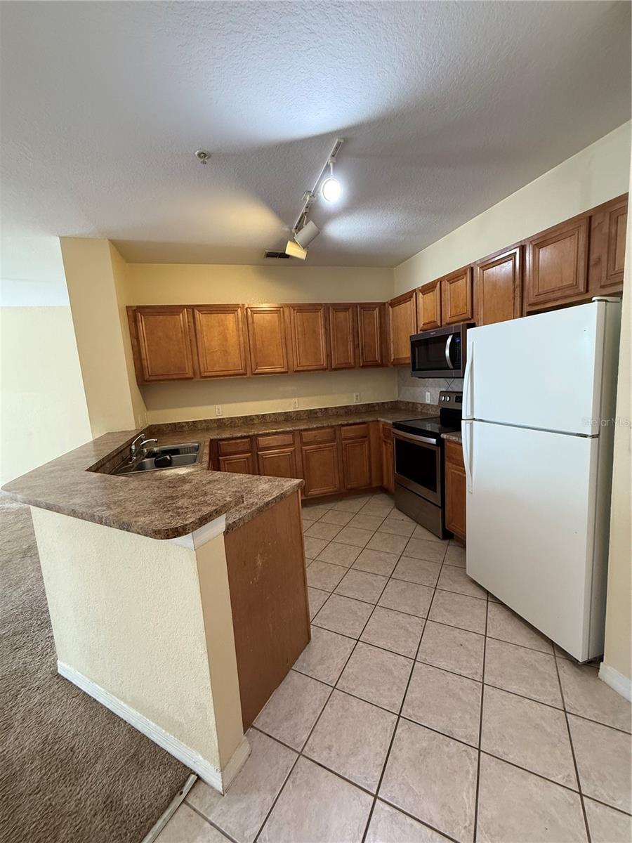 Image 4 of 18 For 6169 Metrowest Boulevard 208