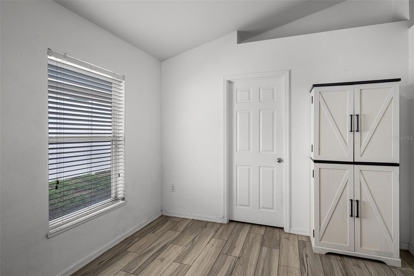 Image 10 of 19 For 447 Hammerstone Avenue