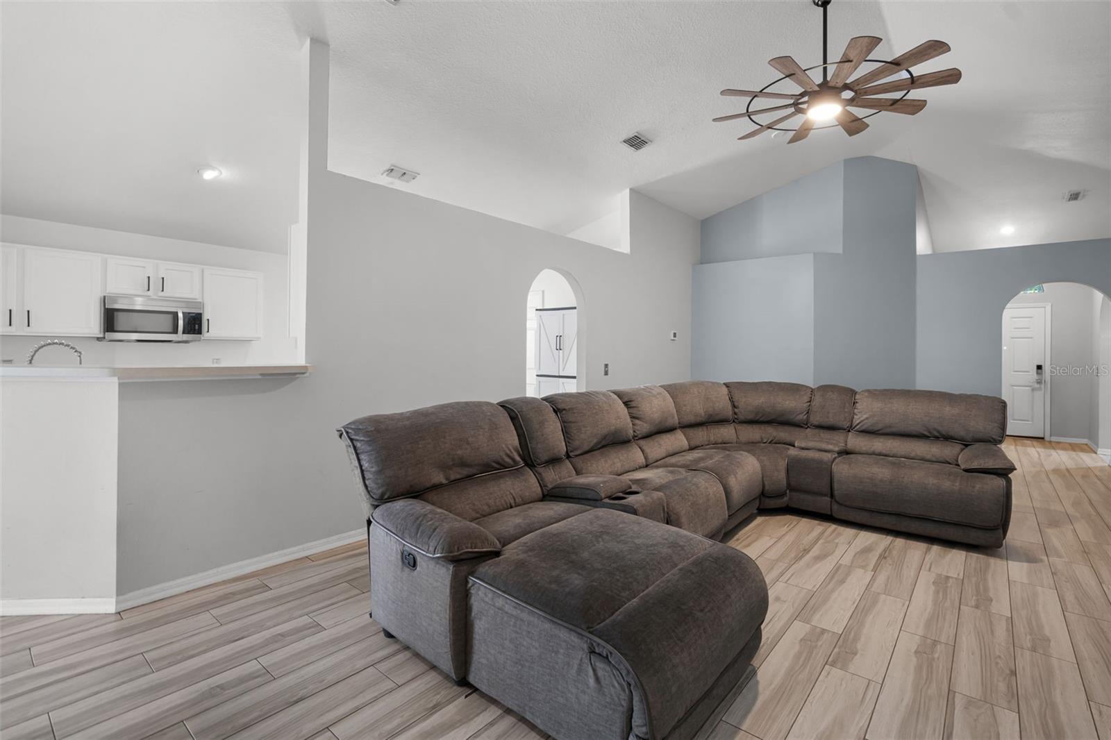 Image 4 of 19 For 447 Hammerstone Avenue