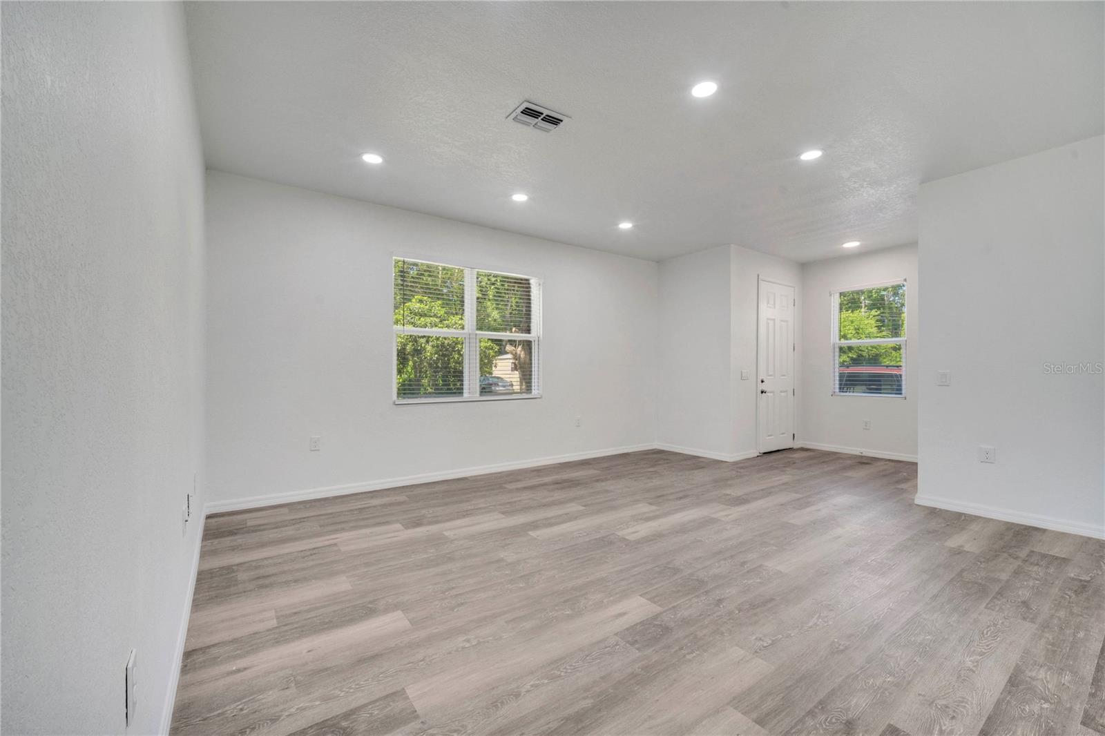 Image 5 of 26 For 506 Bay Street