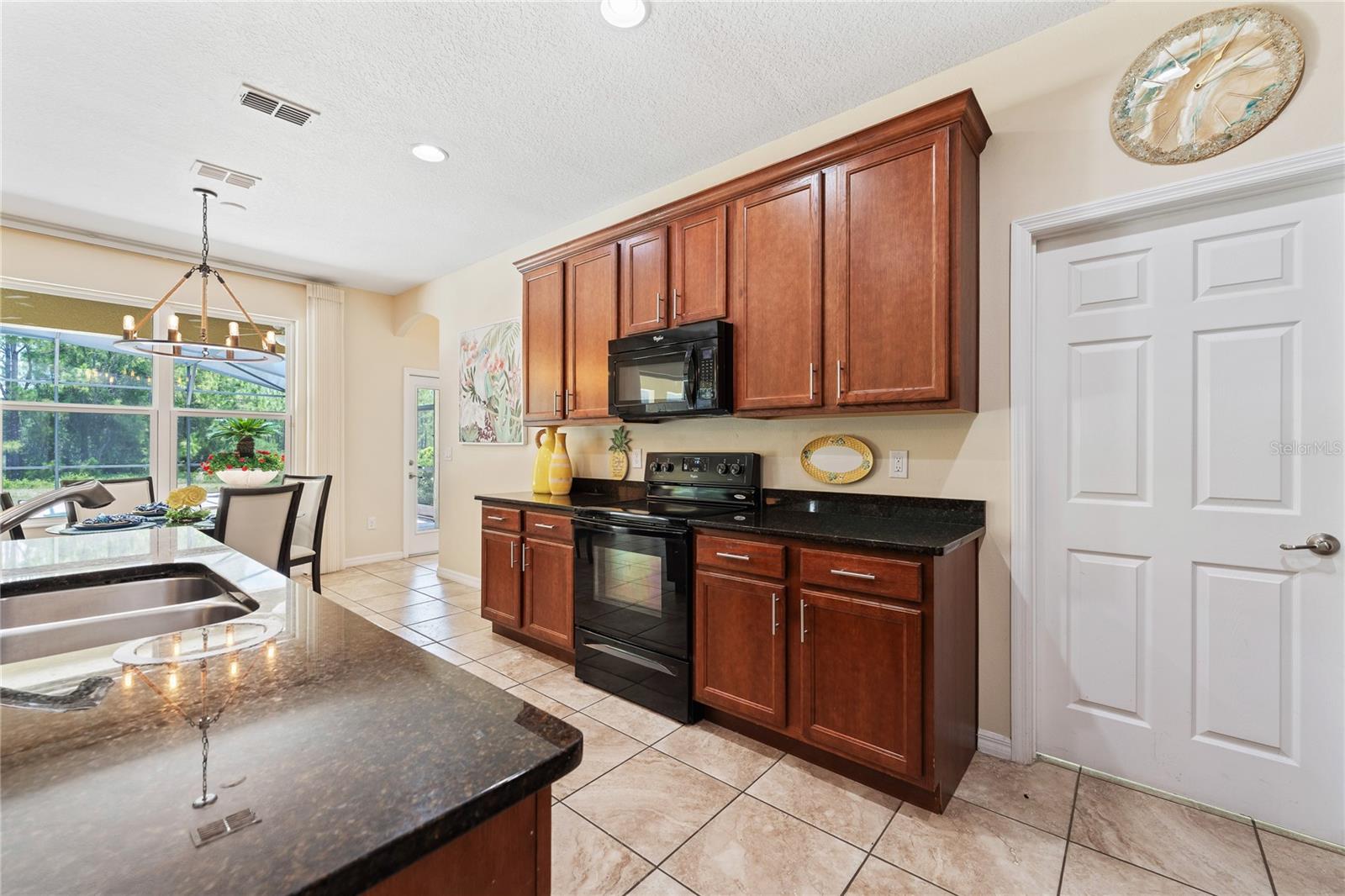 Image 7 of 41 For 256 Yellow Snapdragon Drive