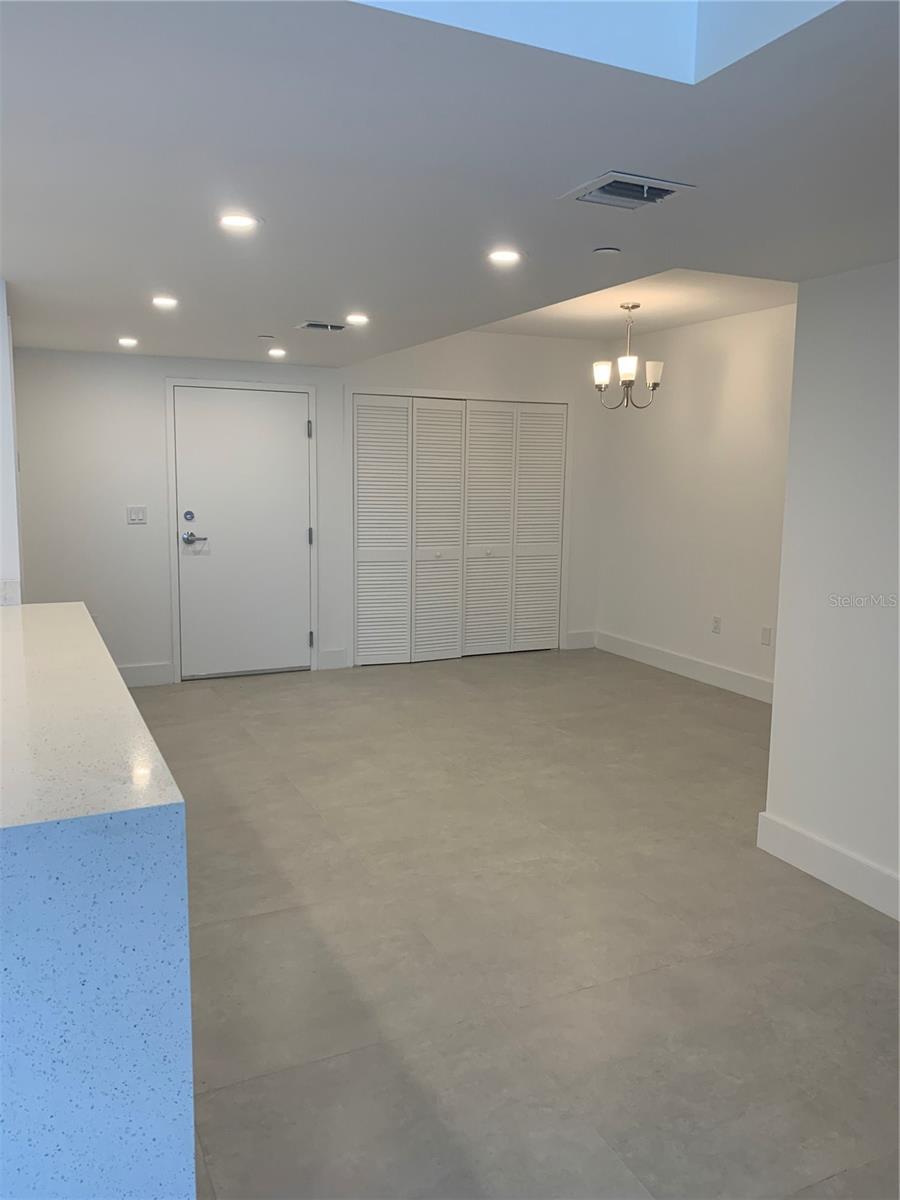 Image 6 of 15 For 13800 Highland Dr  407