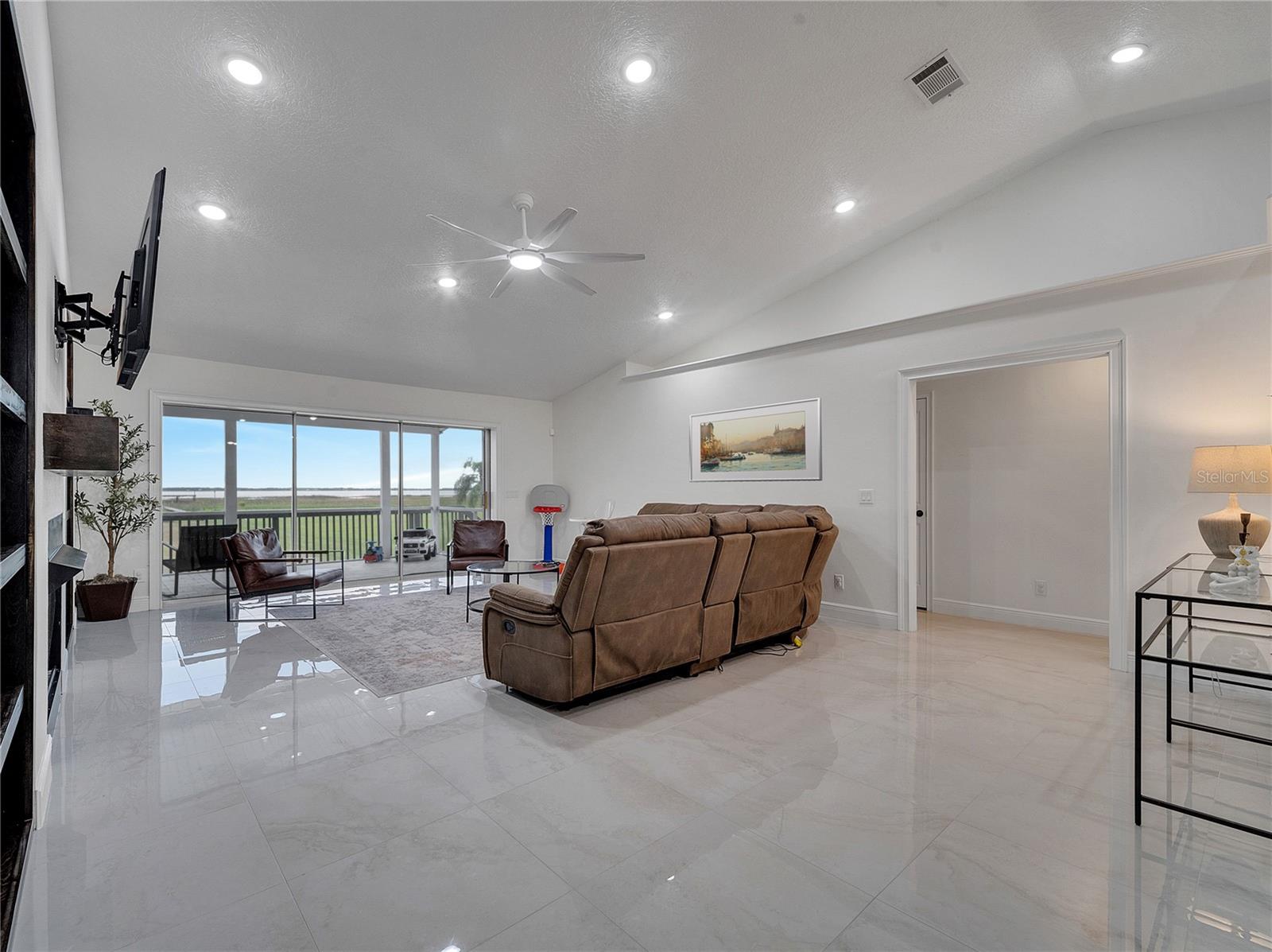 Image 6 of 87 For 2525 Ridgeway Drive