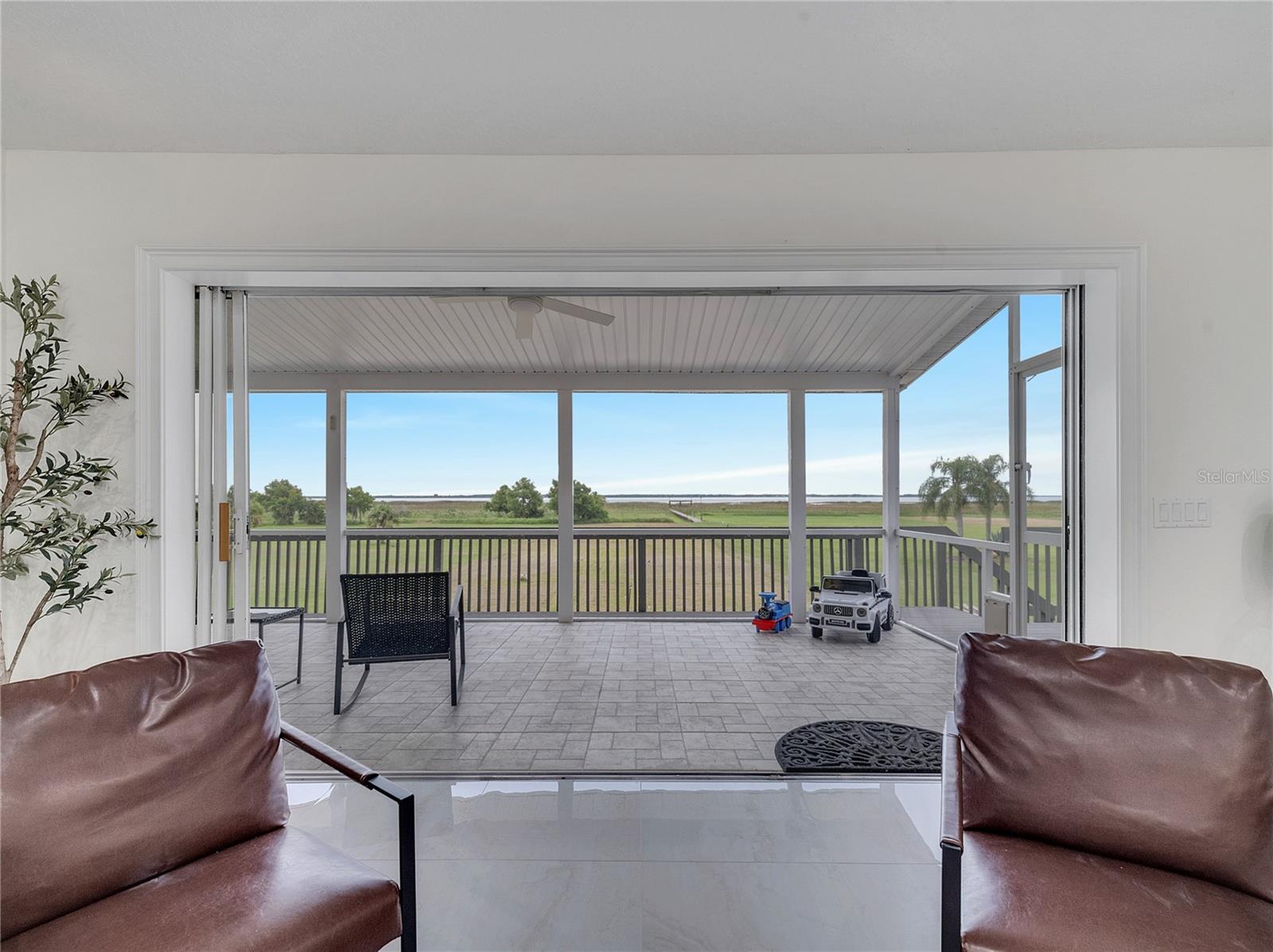 Image 7 of 87 For 2525 Ridgeway Drive