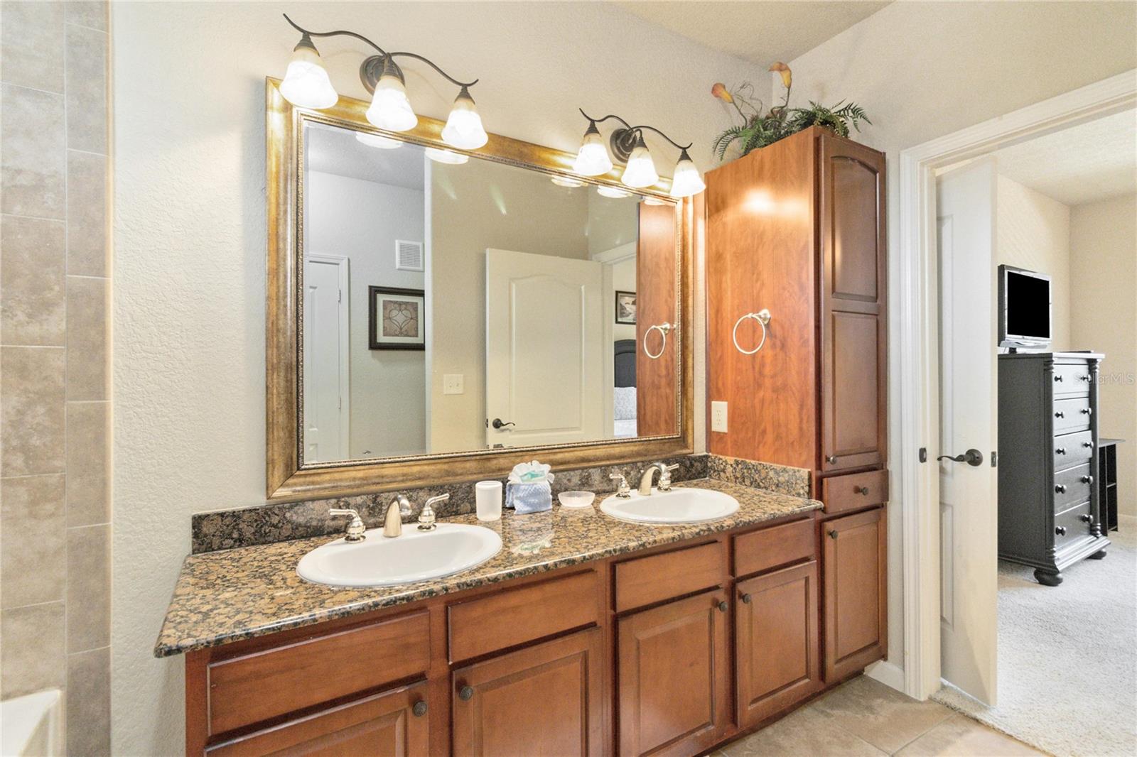 Image 25 of 32 For 901 Charo Parkway 735