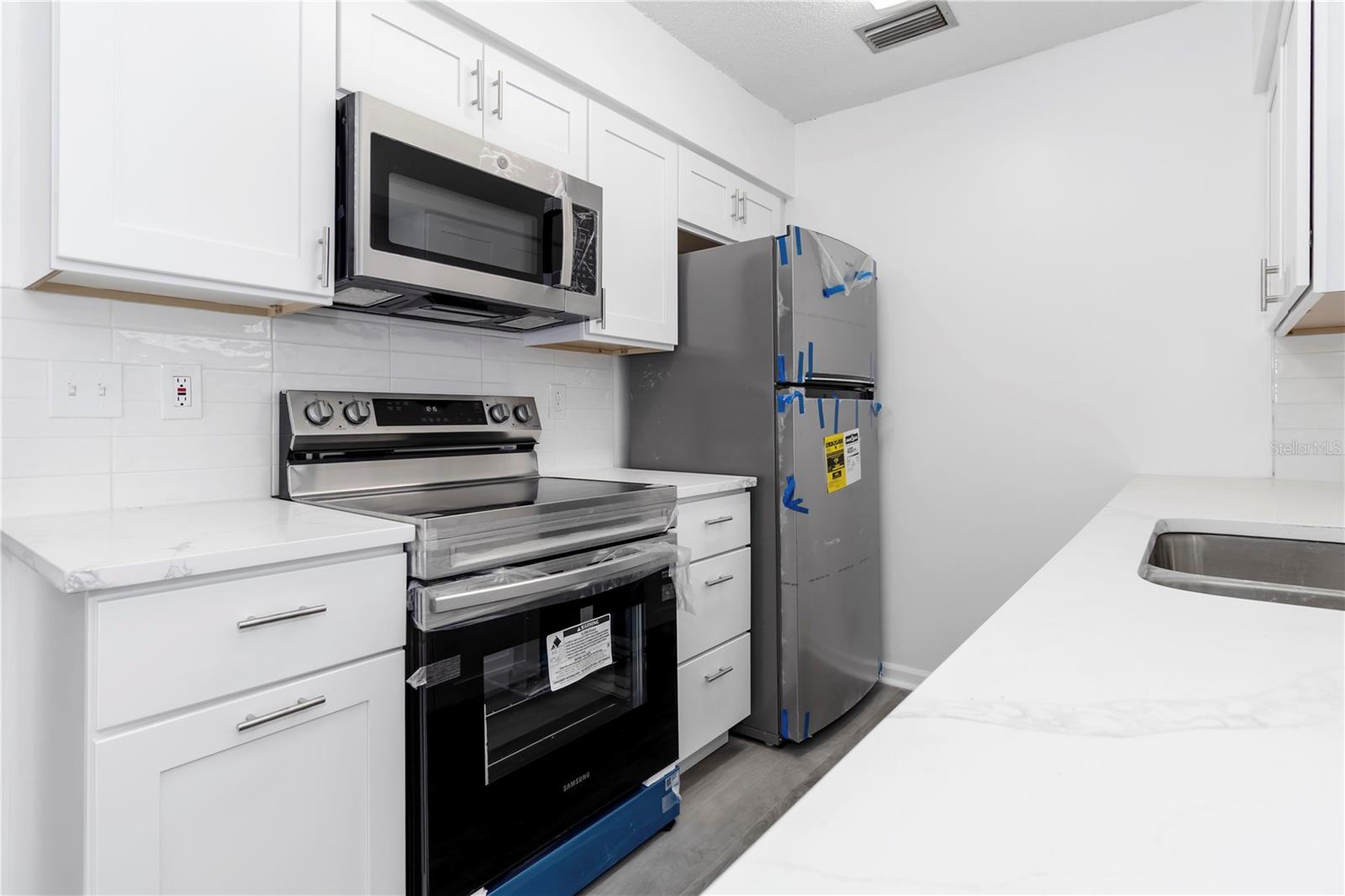 Image 13 of 30 For 840 Center Avenue 80