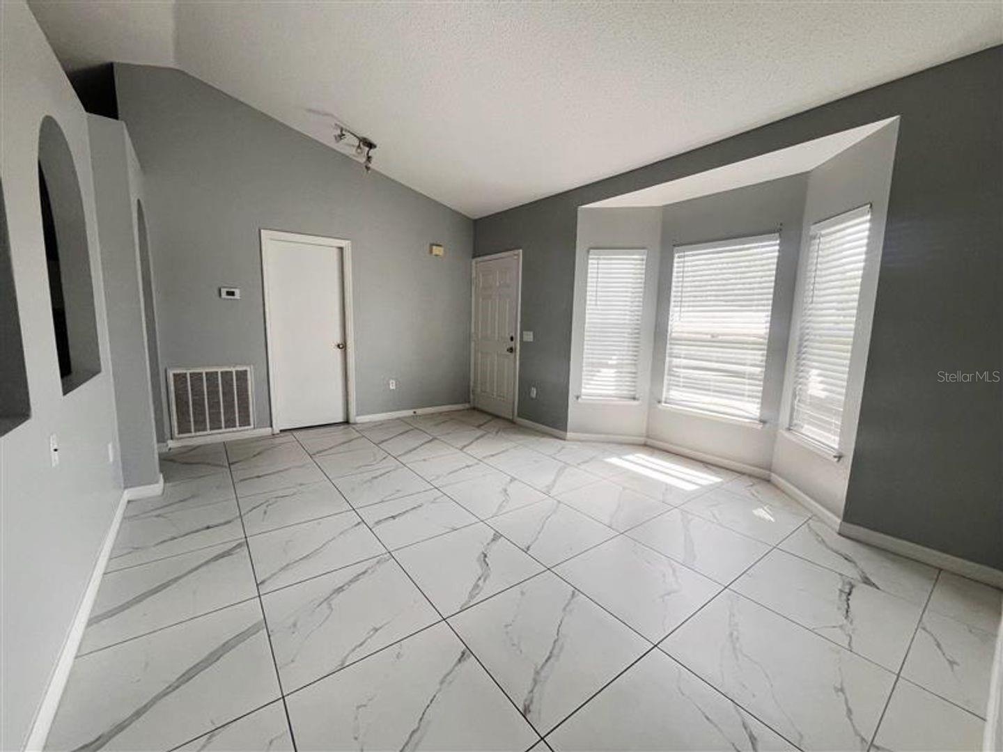 Image 4 of 20 For 823 Hazel Grove Court