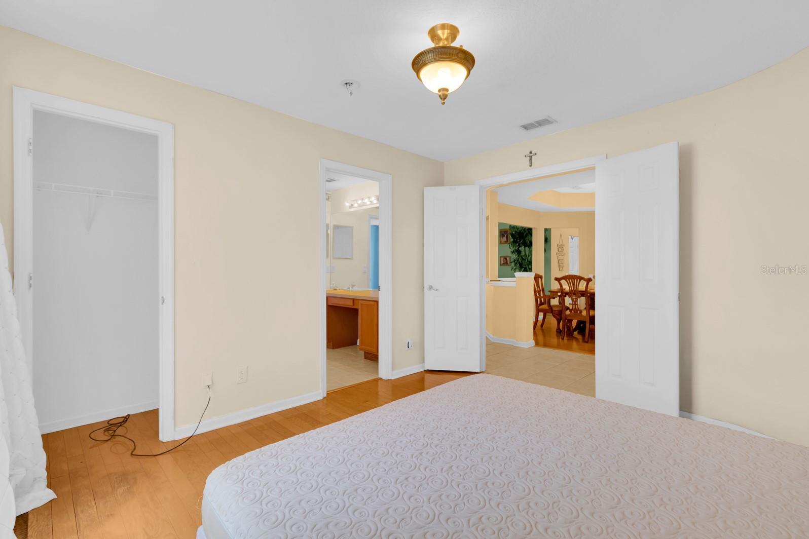 Image 16 of 37 For 651 Regina Circle