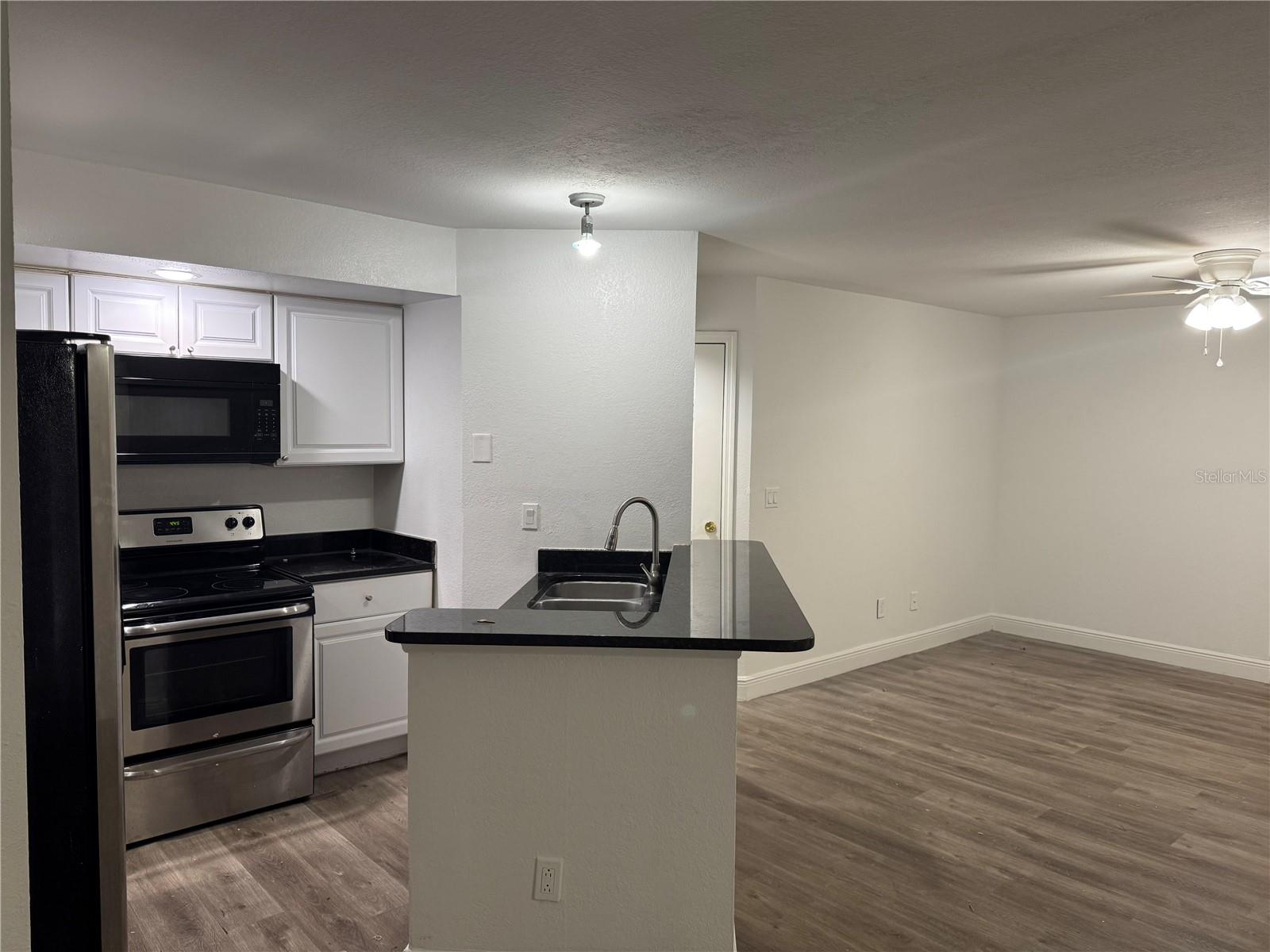 Image 4 of 13 For 4572 Commander Drive 1211
