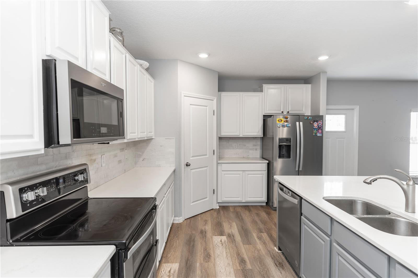Listing photo id 5 for 7412 Pearly Everlasting Avenue