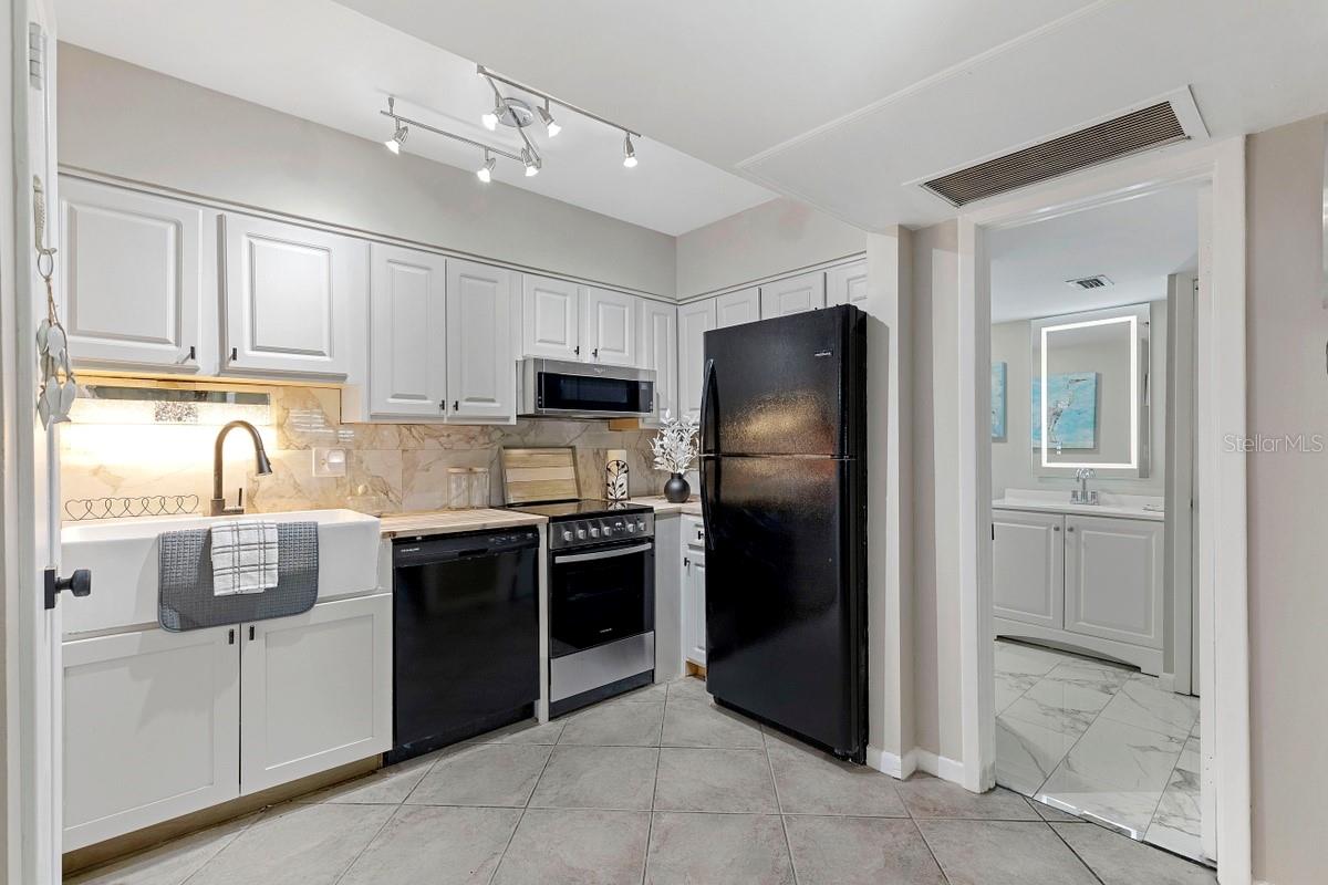 Image 8 of 22 For 10365 Paridise Blvd  21