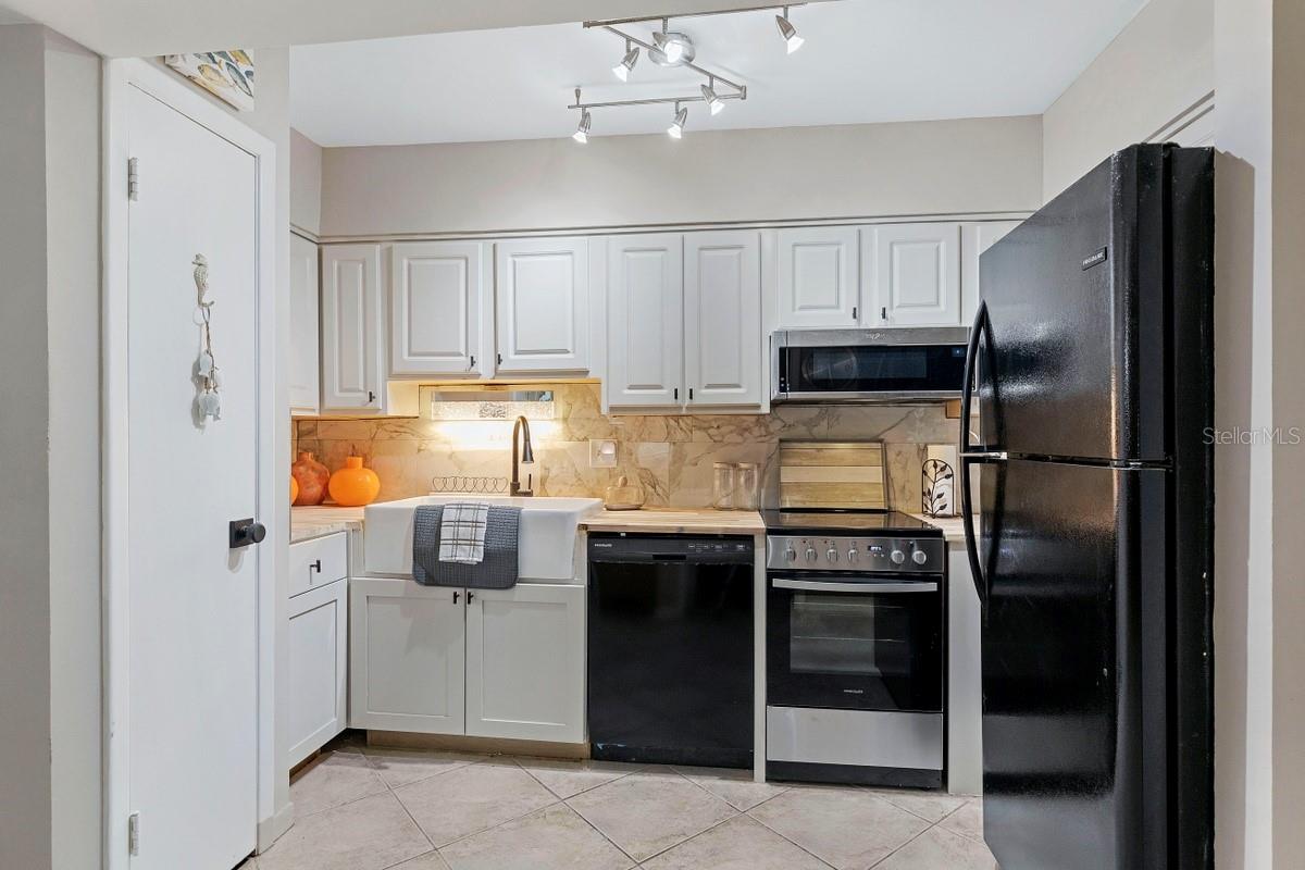 Image 9 of 22 For 10365 Paridise Blvd  21