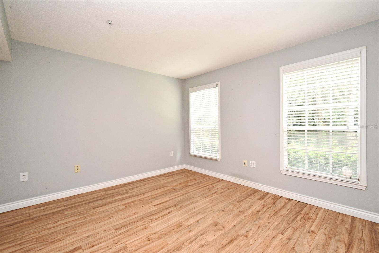 Image 6 of 46 For 267 Goldenrain Drive 30