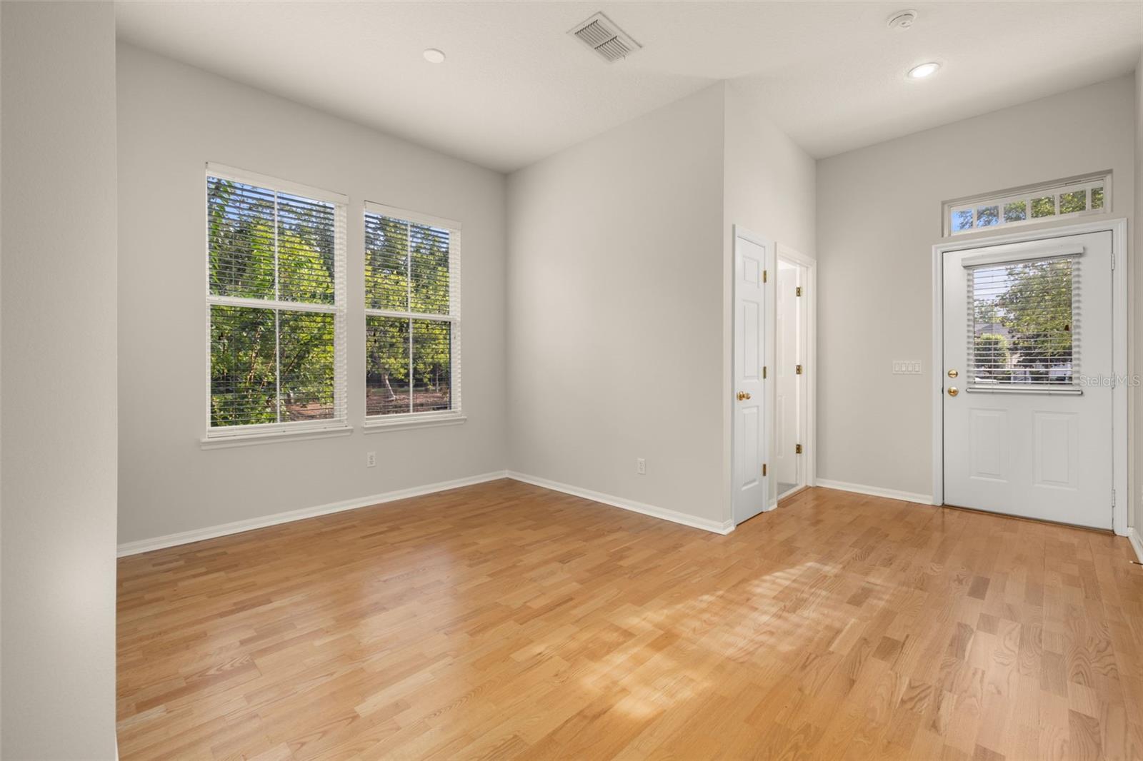 Image 8 of 46 For 900 Greenlawn Street