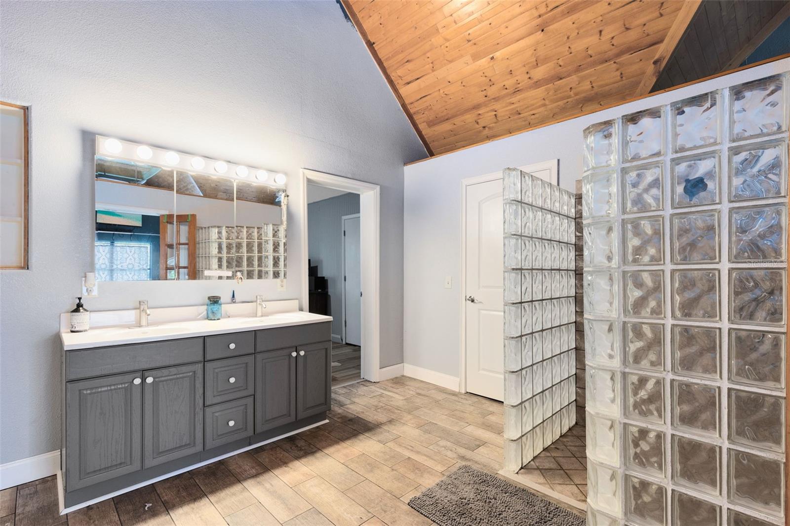 Image 21 of 39 For 2541 Ridgeway Drive