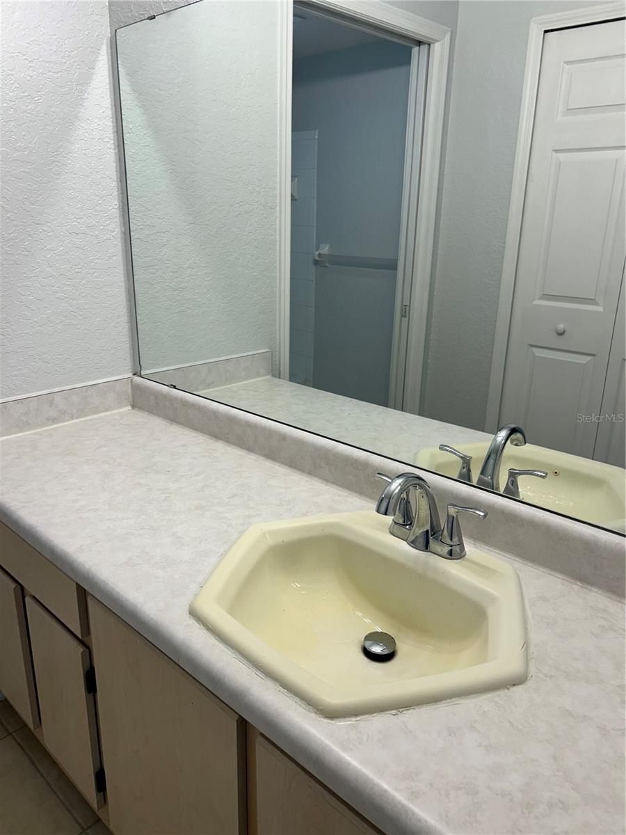 Image 14 of 19 For 13929 Fairway Island Drive 833