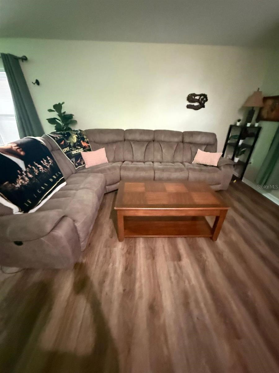 Image 27 of 42 For 334 Grosvenor Loop