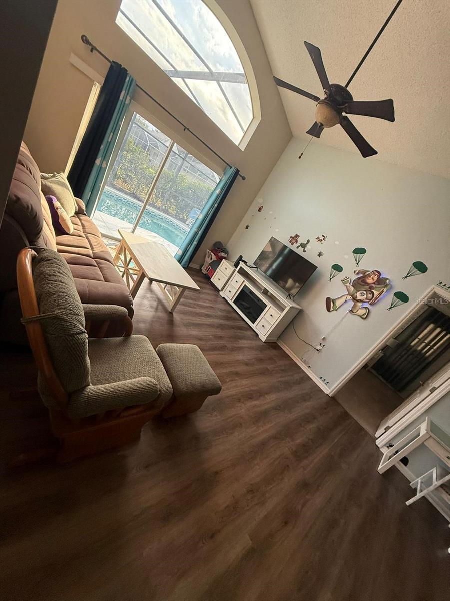 Image 28 of 42 For 334 Grosvenor Loop