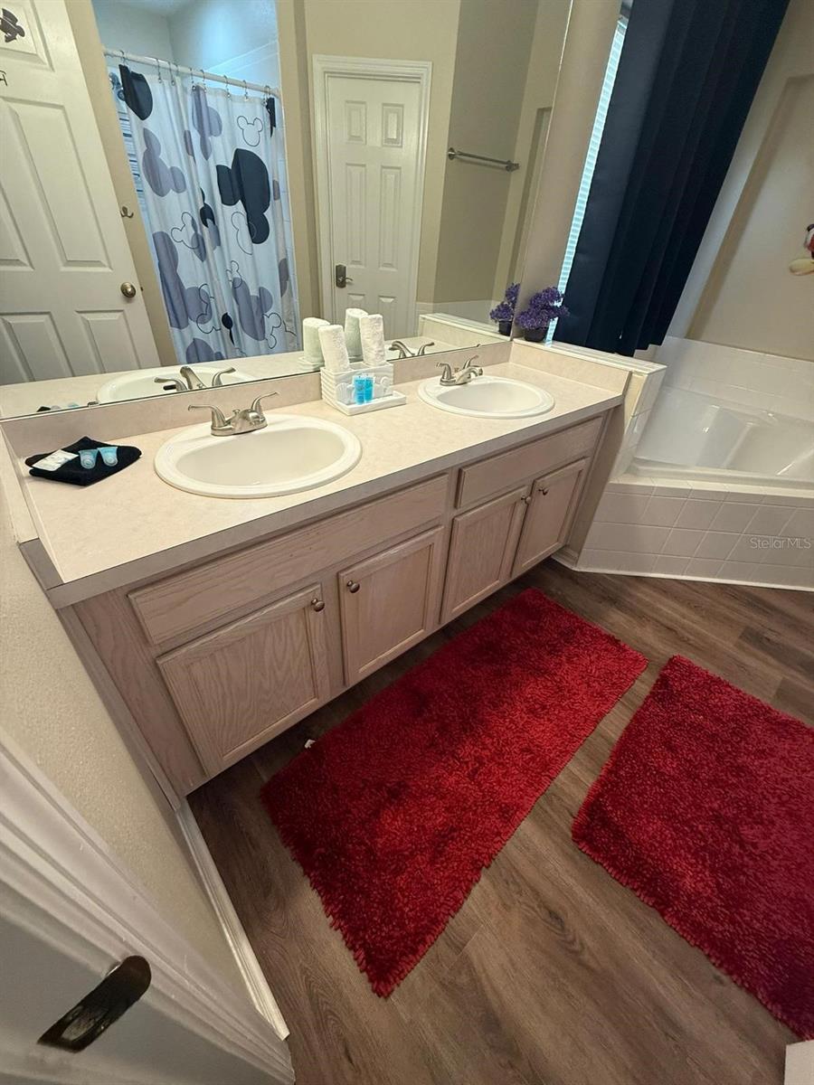 Image 34 of 42 For 334 Grosvenor Loop