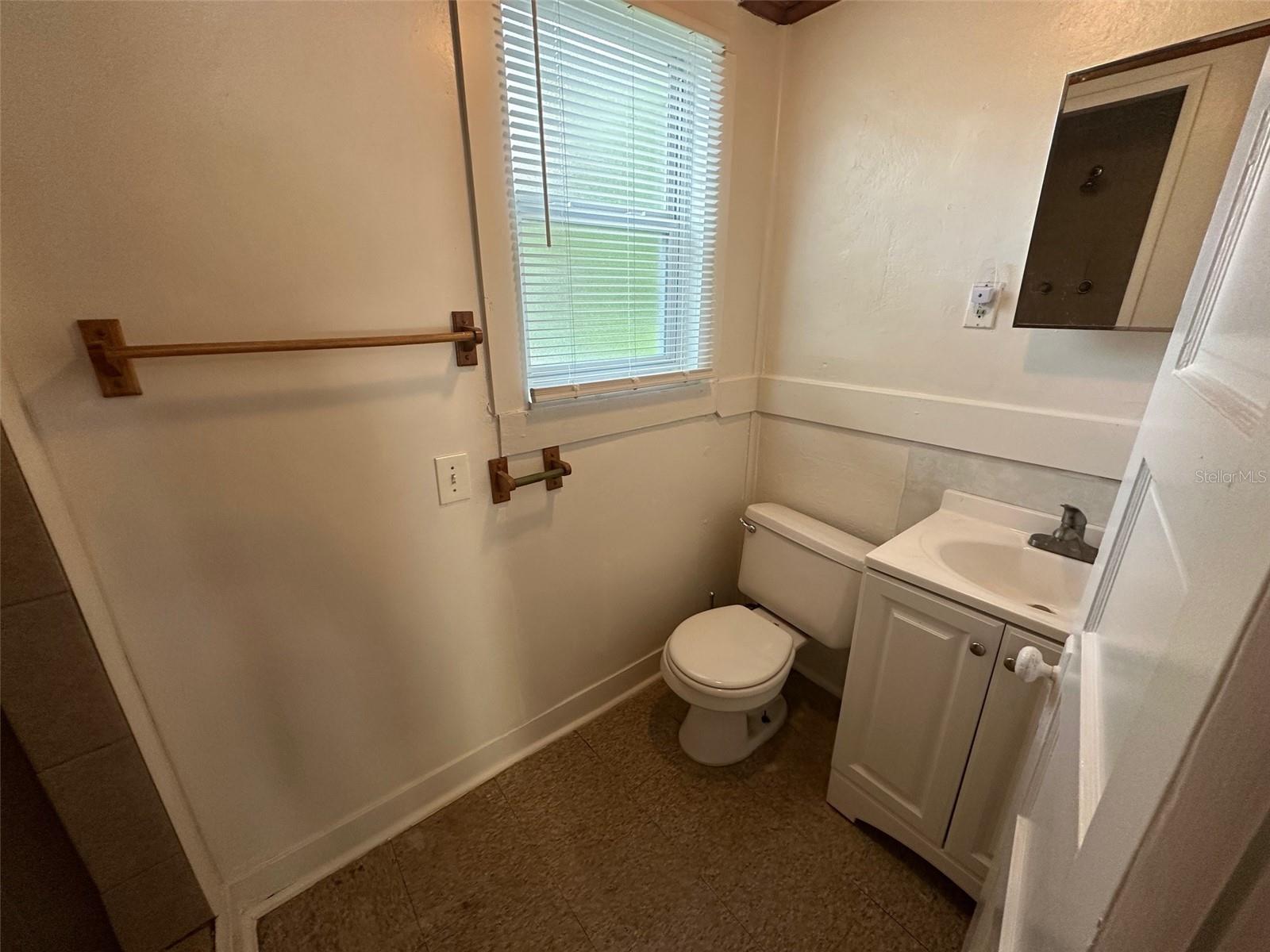 Image 9 of 11 For 407 Poinsettia Road 1