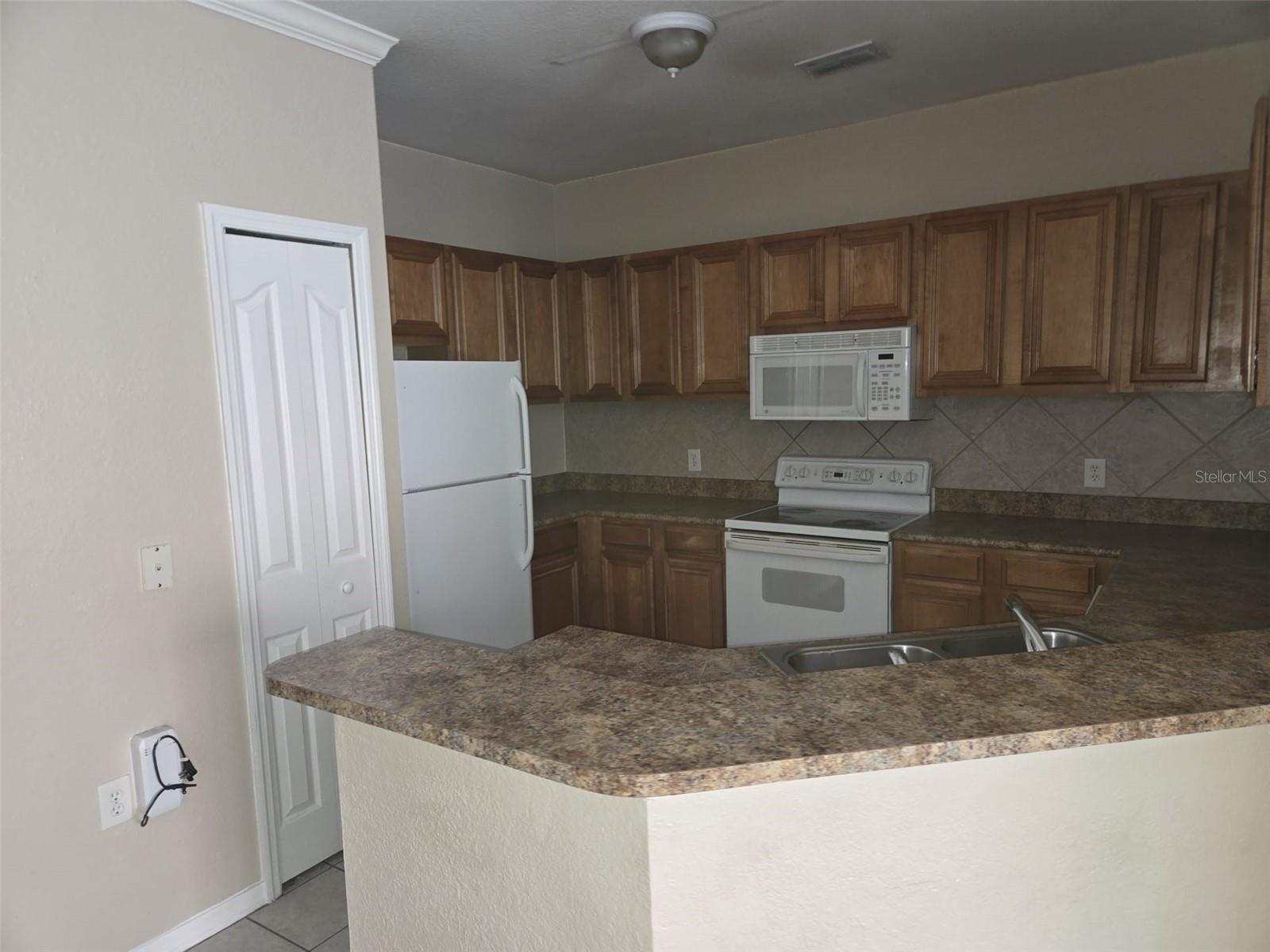 Image 7 of 20 For 6119 Metrowest Boulevard 101