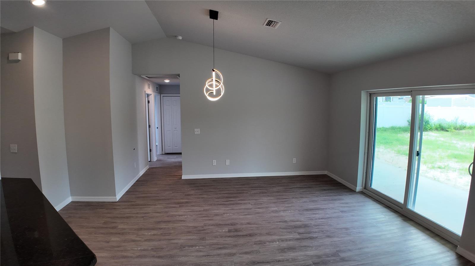 Listing photo id 3 for 107 Buchannon Terrace
