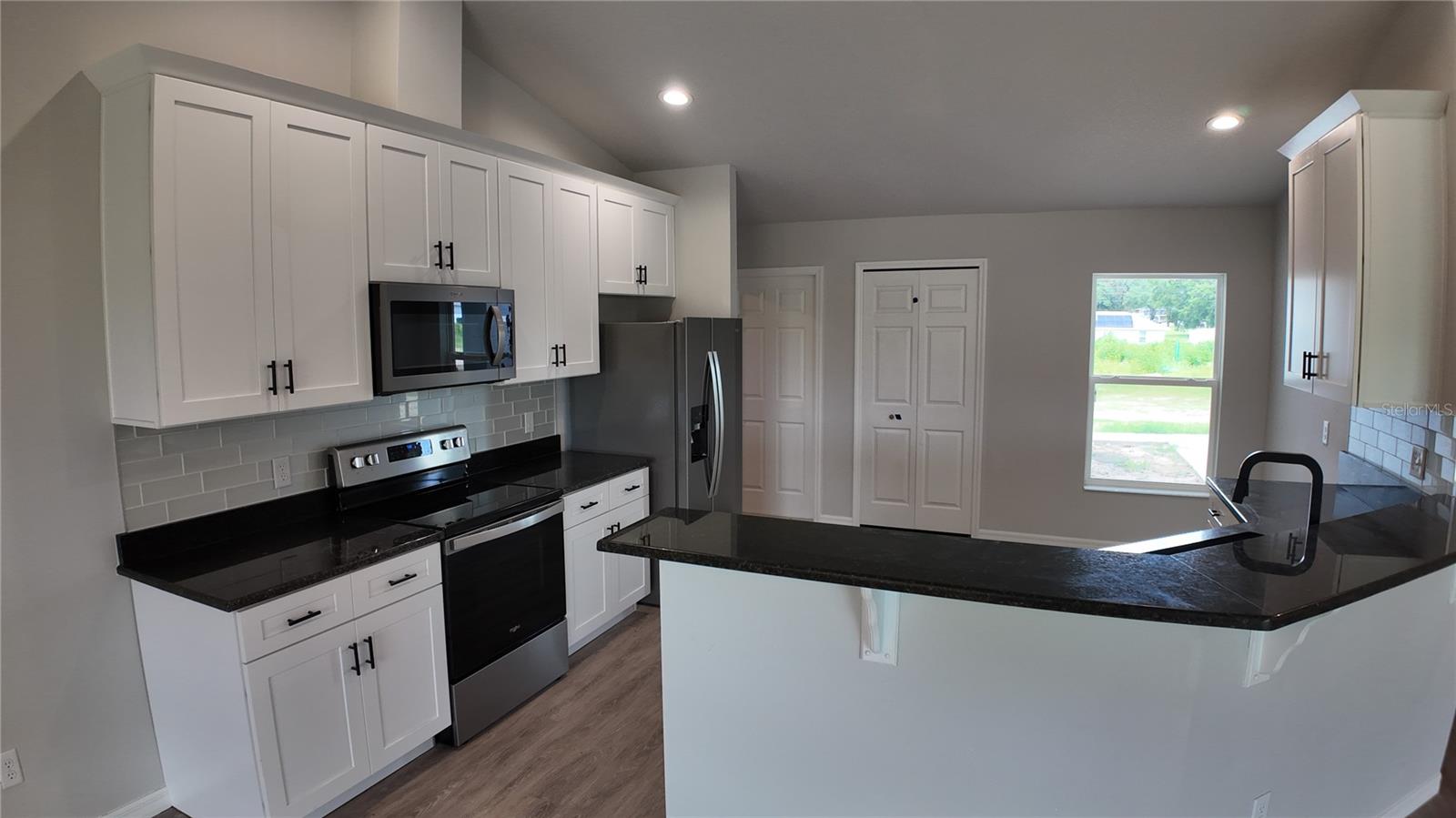 Listing photo id 4 for 107 Buchannon Terrace
