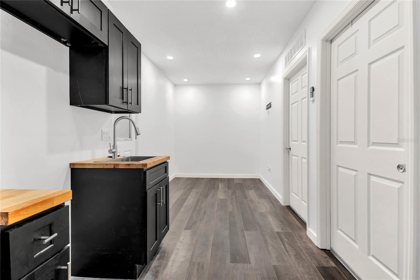 Image 18 of 56 For 907 Kristina Court