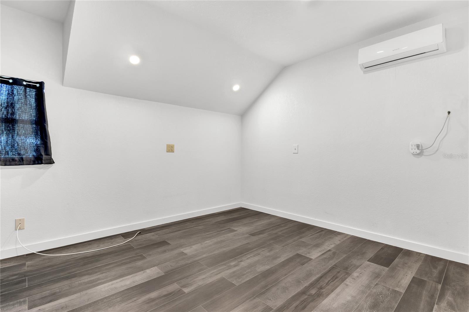Image 20 of 56 For 907 Kristina Court