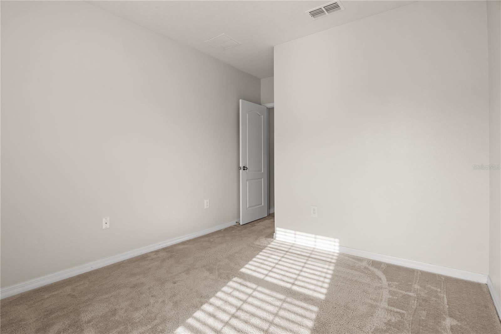 Image 17 of 38 For 555 Lucerne Boulevard