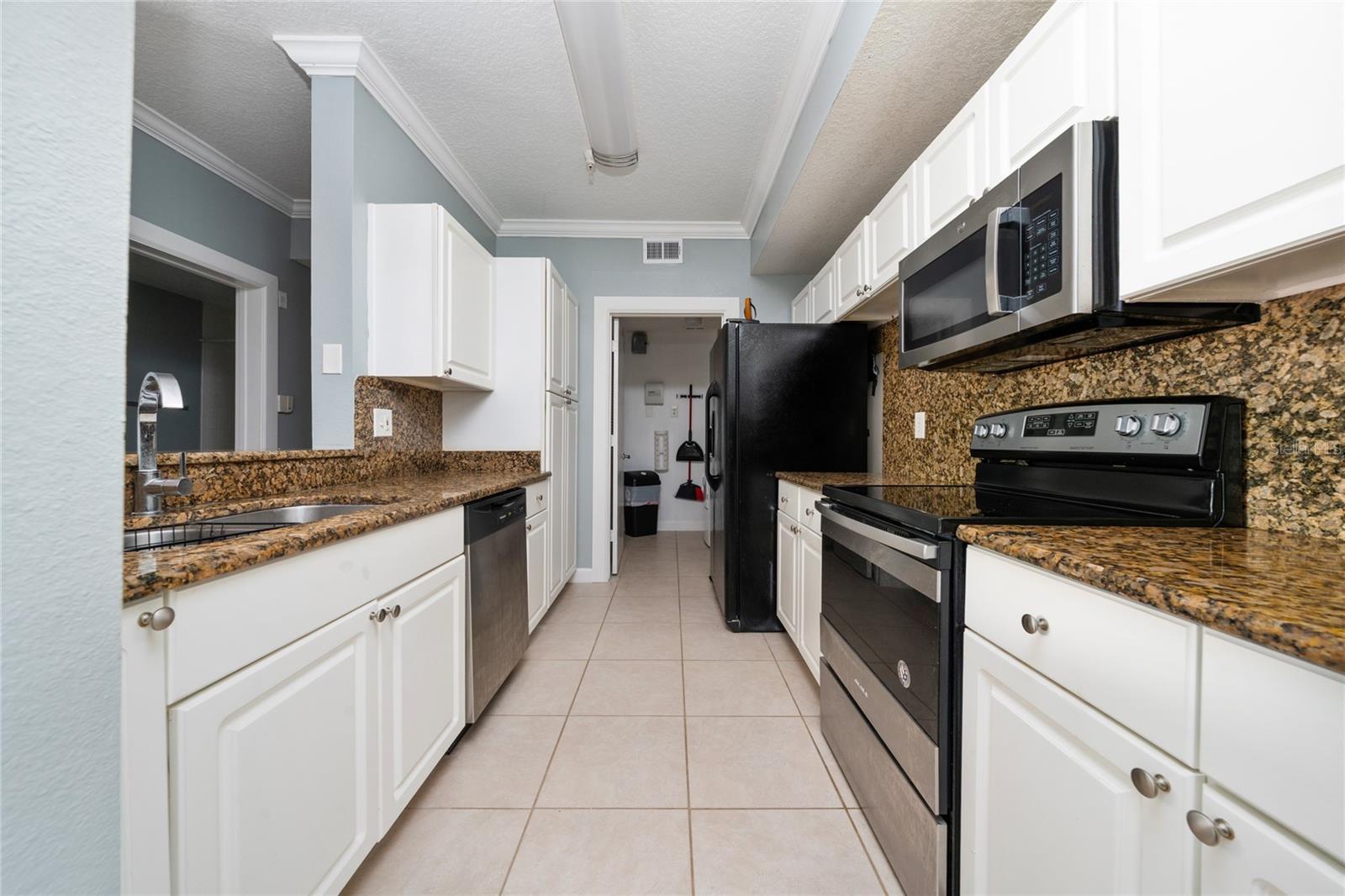 Image 23 of 27 For 5548 Metrowest Boulevard 202